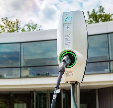 Borne de recharge pour véhicules électriques