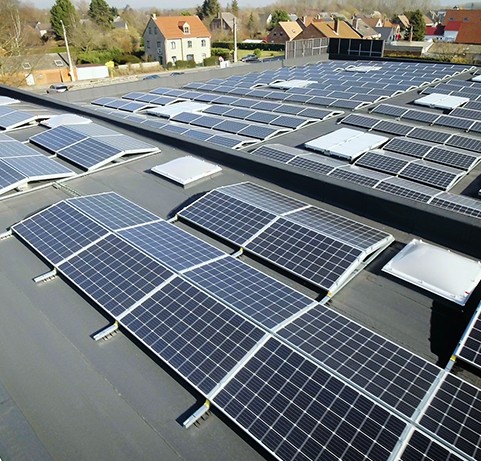 Zonnepanelen op een plat dak