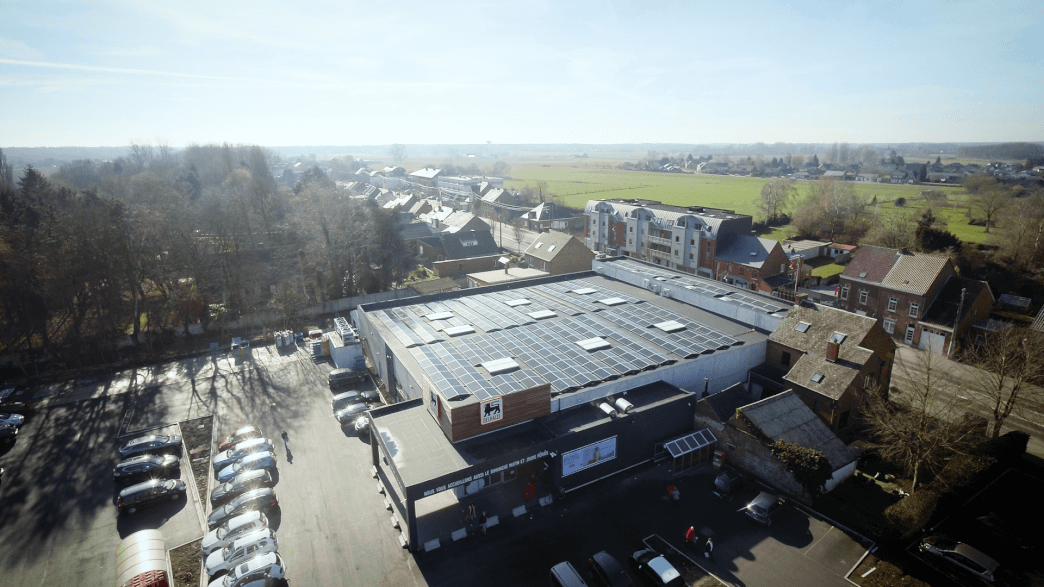 AD Delhaize à Jurbise installe des panneaux solaires