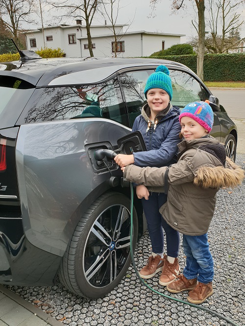 Les deux enfants de Raf sont assez enthousiastes que leur père